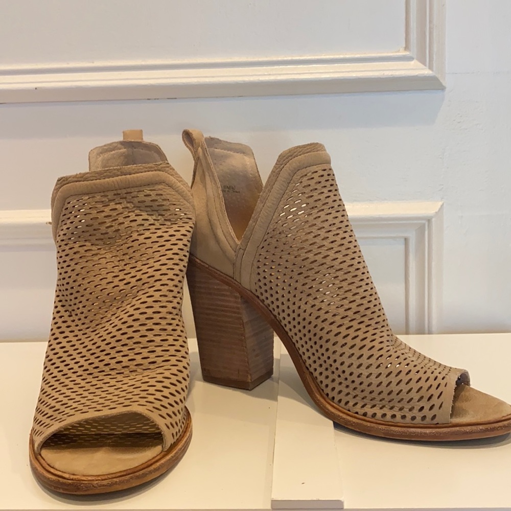 Size 10, Vince Camino, peep toe booties